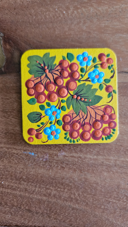 Ručně malovaný magnet na lednici.