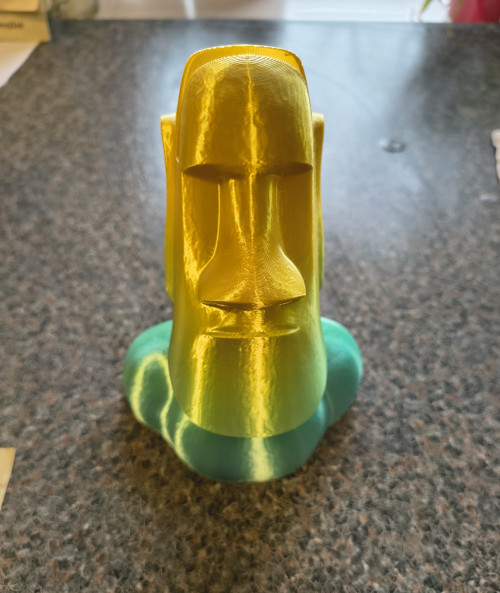 Socha Moai – stylový stojan na brýle