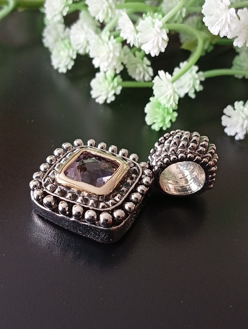 Elegantní vintage přívěsek s kamínkem