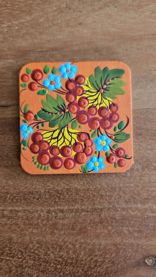 Ručně malovaný magnet na lednici.