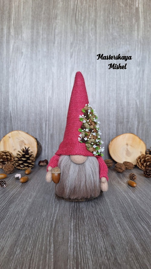 Skandinávský gnome v růžové čepici. Trpaslík