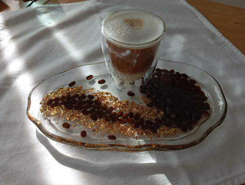 Epoxy tácek „Coffee & Gold“ – pravá káva & zlato