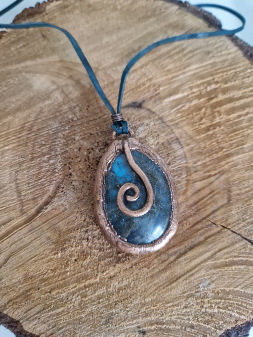 Osobní talisman: Labradorit v měďeném úchytu