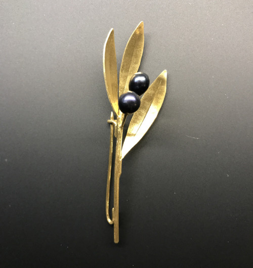 Brož olivy ve zlaté barvě