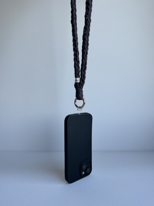 Háčkovaný slim popruh na telefon - tmavě šedý