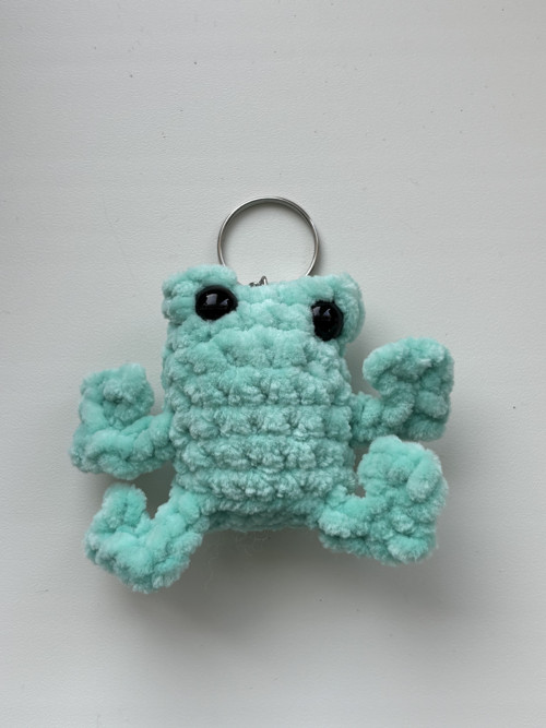 Ručně háčkovaná LEGGY FROG NA KLÍČENCE