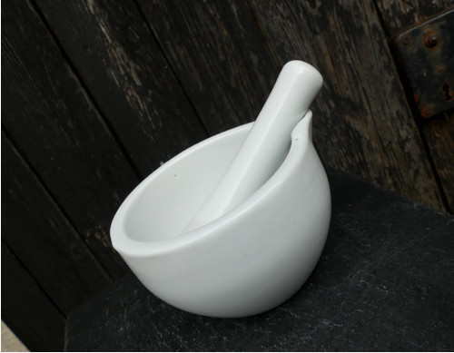 Z lékárny..malá třecí miska s tloukem, porcelán