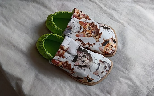 Capáčky - kočky na bílé