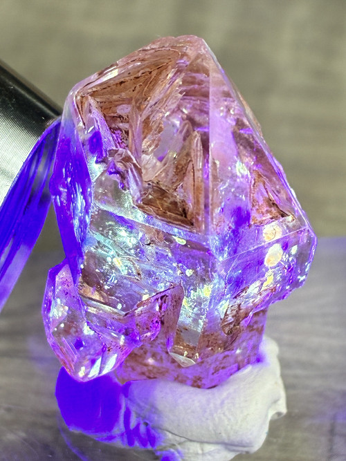 Ropný křišťál ,Petroleum’- ÚV minerál 10.10gr. MDG