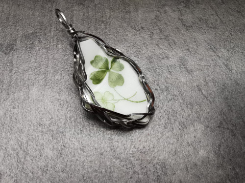 Porcelánový přívěsek wabi-sabi