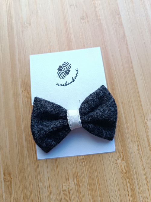 Malá černo šedá mašlička do vlasů na gumičce