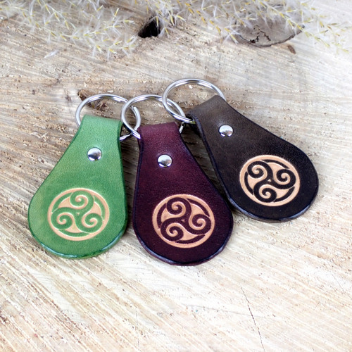 Kožený přívěsek na klíče - triskelion