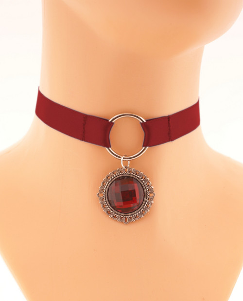 Gotický vínový choker s medailonkem na krk