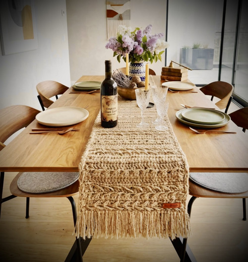 Háčkovaný jutový ubrus-běhoun v boho stylu