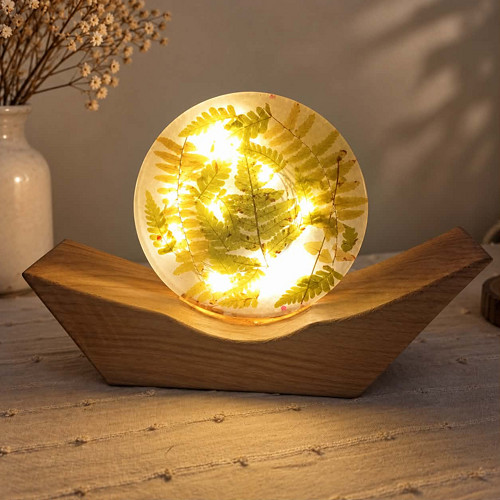 Lampa z pryskyřice Loďka Kapradí