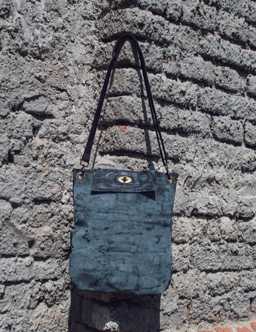 Kožená kabelka crossbody šedá