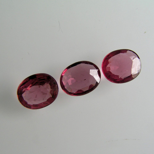 Broušené Rhodolity, 1,91 ct./3 ks., 6,0-6,4 mm