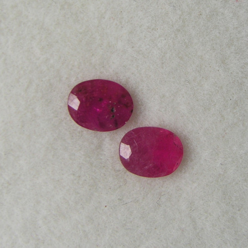 Broušené přírodní Rubíny, 0,68ct./pár, 4,7x3,7mm