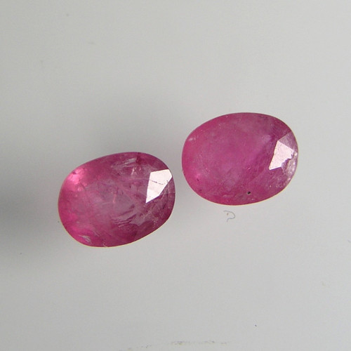 Broušené přírodní Rubíny, 0,76ct./pár, 5,0x3,7mm