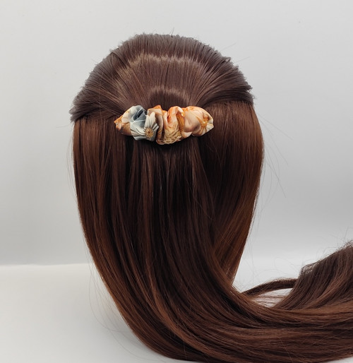Spona do vlasů scrunchie šedé květy