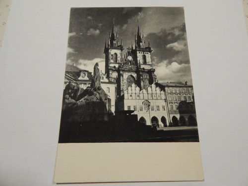 PRAHA Týnský chrám s Husovým pomníkem - rok 1946