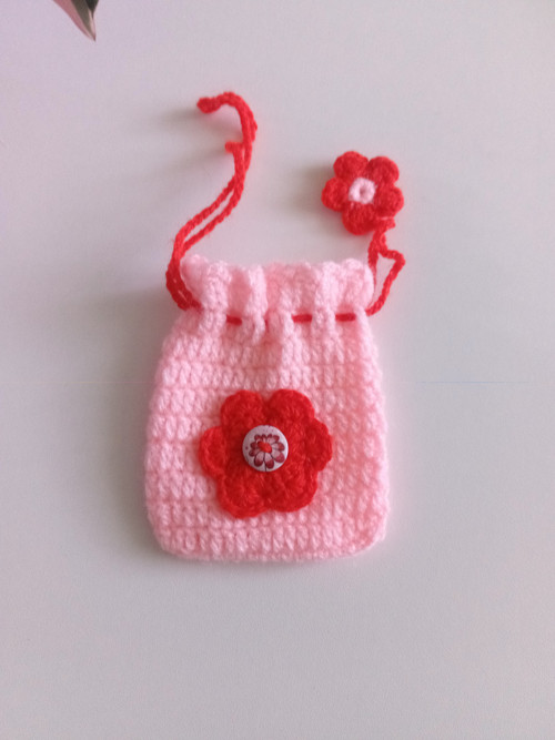 Háčkovaný pytlíček 8x9 cm