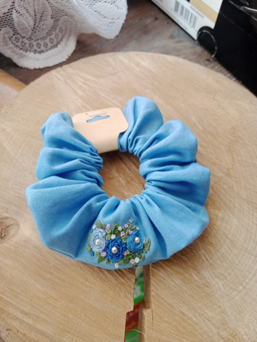 Ručně vyšívaná scrunchies gumička