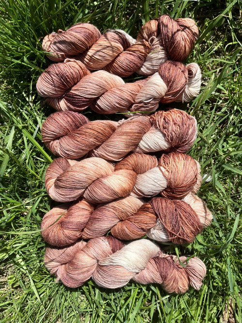 RUČNĚ BARVENÉ PŘADÉNKO - CAPPUCCINO merino/hedvábí