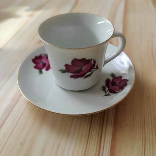Luxusní porcelánové šálky s podšálkem.