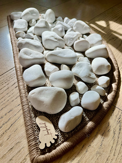 Půlkruhová masážní podložka White stone