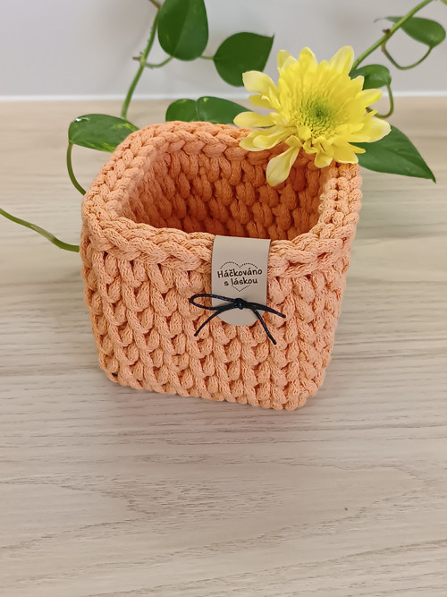Háčkovaný košík 12 x 12 cm