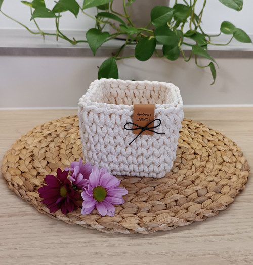 Háčkovaný košík 12 x 12 cm