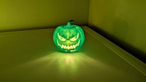 Svítící halloweenská dýně s LED svíčkou