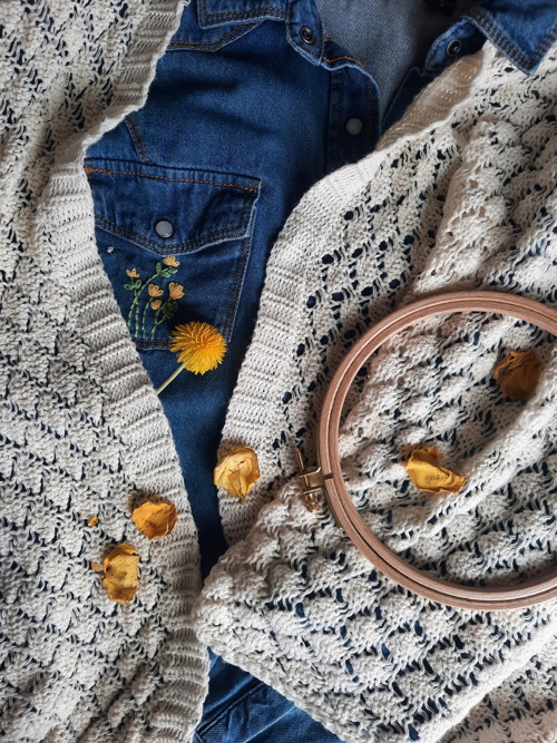 Upcycle košile s ruční výšivkou včelky a květin