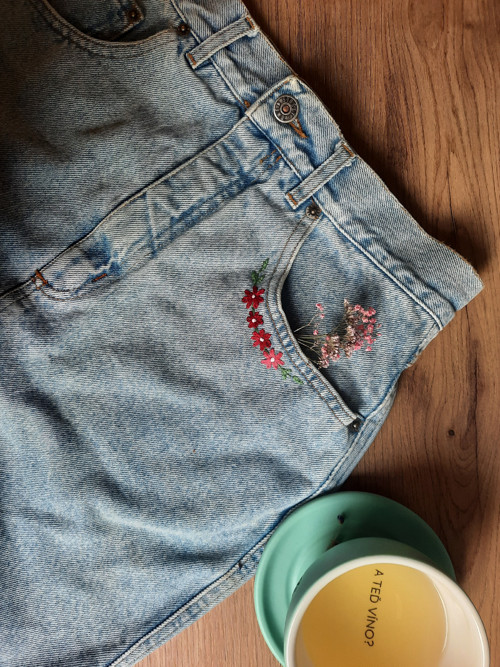 Upcycle originální sukně s ruční výšivkou květin