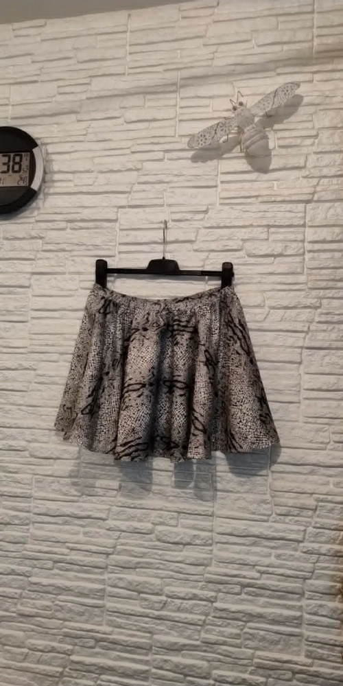 Dámská mini sukně se vzorem hadí kůže