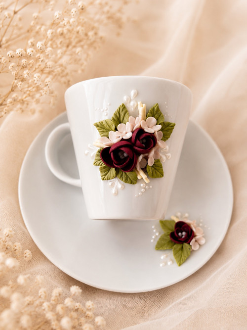 Porcelánový šálek s květinami