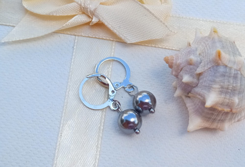 Elegantní náušnice s šedými shell perlami — foto 1