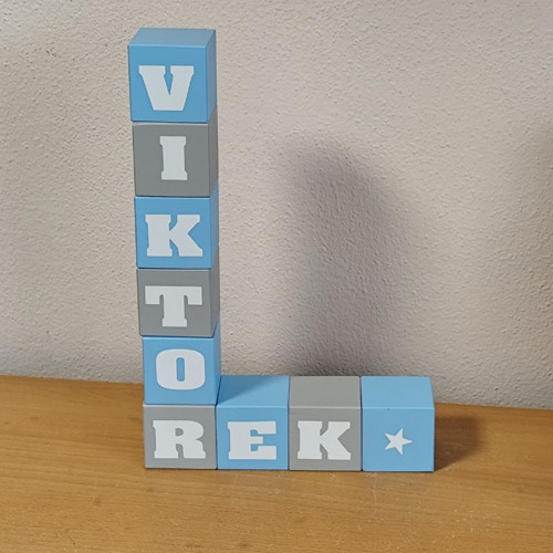 Dřevěná kostka se jménem modré šedé