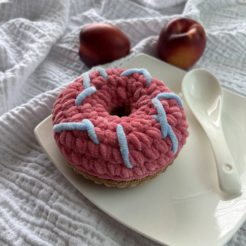 Háčkovaný donut z hebké žinylky