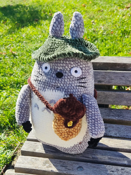 Háčkovaný plyšový Totoro s kloboučkem a kabelkou