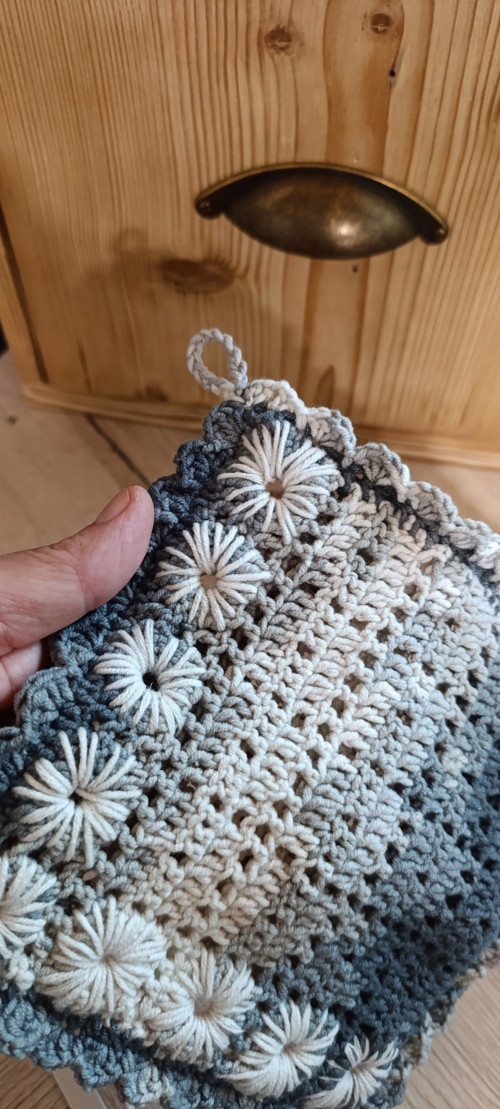 Háčkovaná chňapka , podložka 18x18 šedá batika