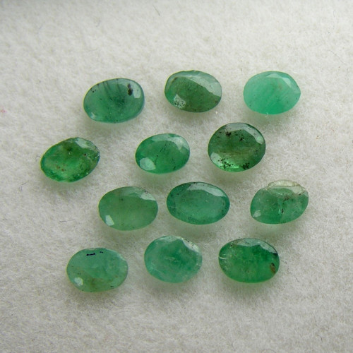 Broušené přírodní Smaragdy, 1,28ct./12ks, 3,4-4 mm