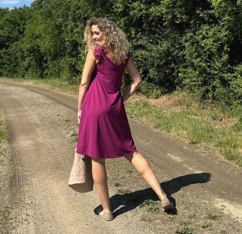 Zvonové šaty s vázáním na ramenou amarant