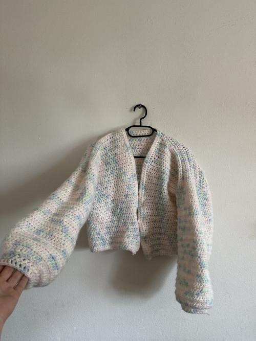 Háčkovaný crop cardigan