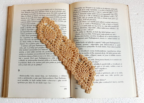 Háčkovaná záložka béžová, ananas