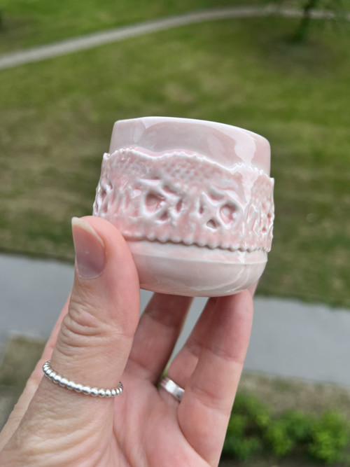 Porcelánový kalíšek růžová KRAJKA
