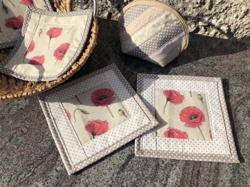 Podkafíčka vlčí máky a puntíky 17x17cm