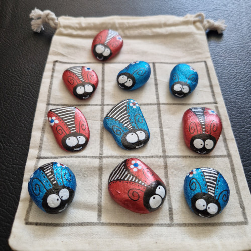 Malované kamínky - hra tic tac toe "broučci" — foto 1
