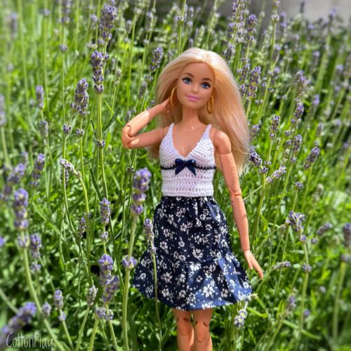 Suknička pro Barbie -tm. modrá, kytičky s volánkem
